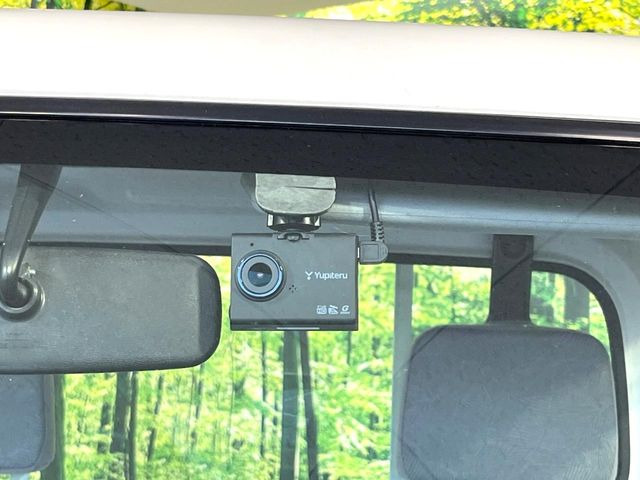 【ドライブレコーダー】安心・安全なカーライフに必須のドライブレコーダーを装備!走行中はもちろん、あおり運転や事故に遭遇した際の状況も映像で記録し、万一のリスクに備えます。