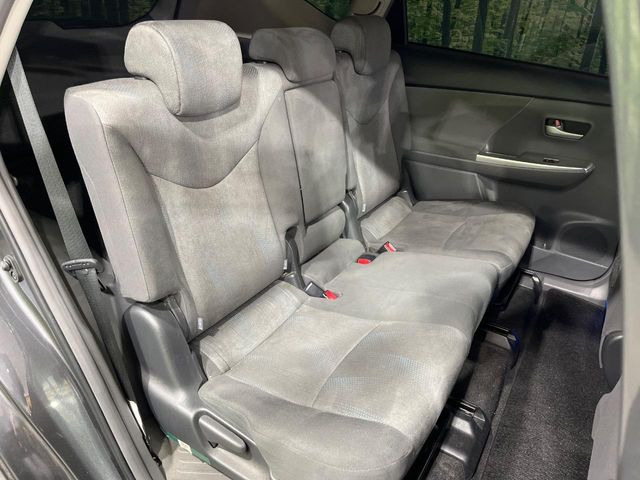 後部座席も気になるようなキズ・汚れやへたり等、大きなダメージはなく、良好な状態です。