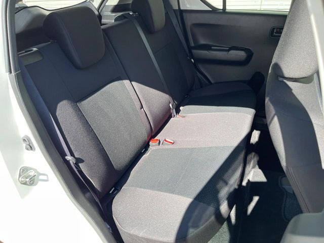 後部座席も気になるようなキズ・汚れやへたり等、大きなダメージはなく、良好な状態です。