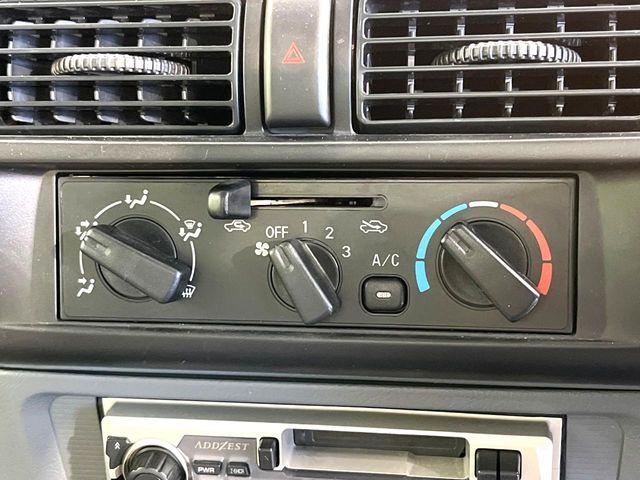 寒い冬も暑い夏も全席に快適な空調を届けてくれる、ダイヤル式エアコンを装備♪