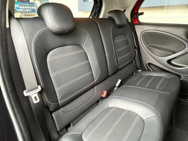 ●後席:大人が乗車しても窮屈さを感じないほど、足元も広々しております。