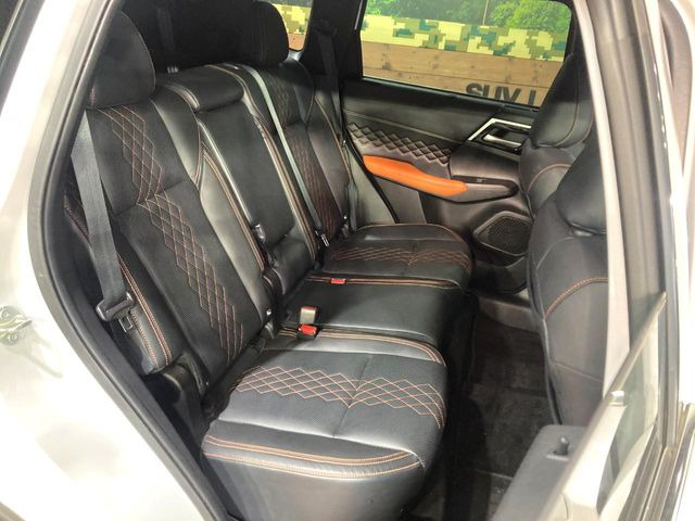 広々とした2列目シートは居住性が高く、居心地も快適!友達や家族とのお出かけにぴったりです。ベビーシートやチャイルドシート使用時も快適にお過ごしいただける十分な空間を確保しています。