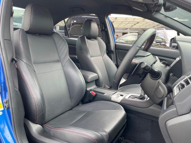 【黒革シート】上質な本革を使用し、高級感あふれる黒革シート。常に体に触れる部分だから、座り心地の良さにはこだわりたいですね♪汚れの付着や劣化を抑制する内装コーティング施工もおススメですよ♪