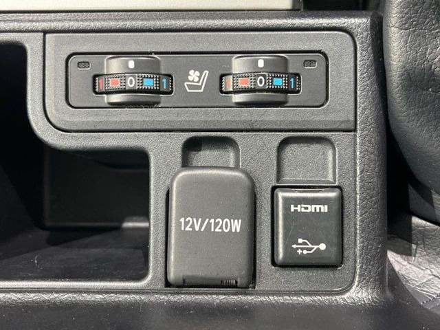 【シートベンチレーション】夏場は涼しい風でお尻や背中の熱やムレを防ぎ、冬はエアコンよりも早く温まってポカポカに!季節を問わず快適に過ごせます。