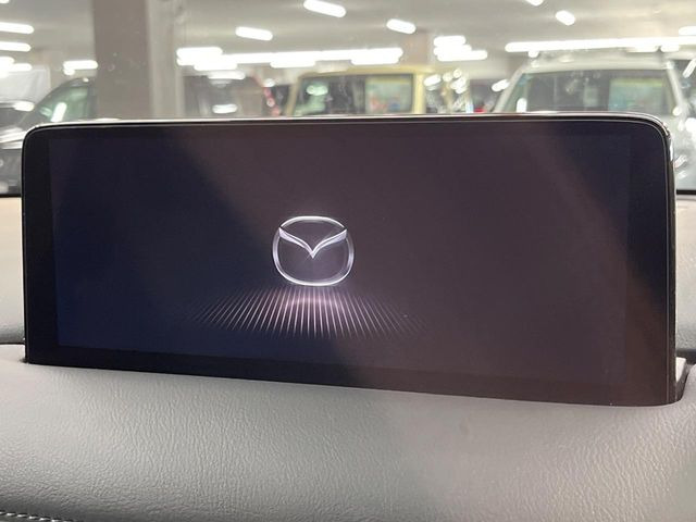 【10.25インチマツダコネクト】車内の雰囲気にマッチした大型ディスプレイ。スマホ接続でのナビ使用やBluetooth再生等、様々な機能が楽しめます。直感的なダイヤル操作が可能で、使い勝手も良好です。