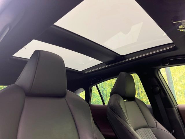 【調光パノラマルーフ】車内の解放感が一気に上がる大型パノラマルーフに調光機能がプラス!日差しが強い時、シェードを閉めなくてもガラスの透明度を調整することで心地よい明るさに♪