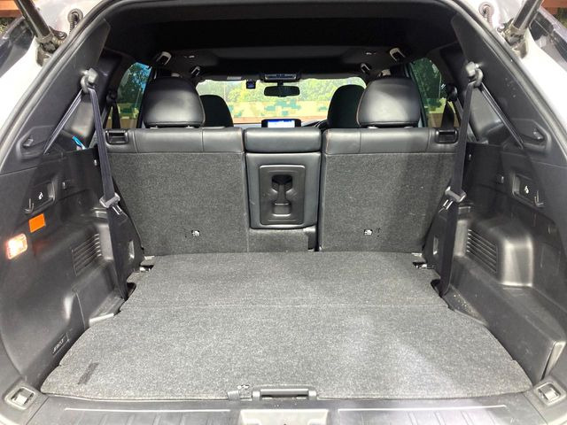 後席を格納すると、これだけの広さが!シーンに合わせたシートアレンジで、大きな荷物も積むことが出来ます♪