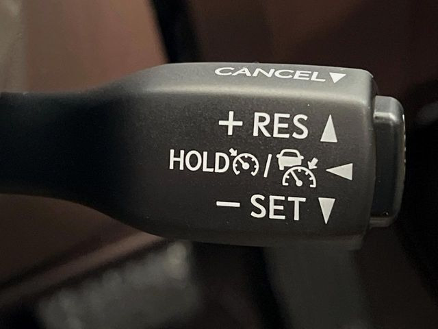 【レーダークルーズコントロール】高速道路での長距離走行が楽に!!自動で速度を保つクルーズコントロールが、衝突軽減システムと連携し、前方の車両を感知して車間を保つように速度調節してくれます!!