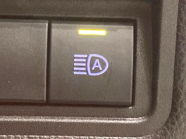 【オートマチックハイビーム】夜間の安全走行に役立つ便利な機能!先行車や対向車を検知し、ハイビームとロービームを自動で切り替えてくれます♪