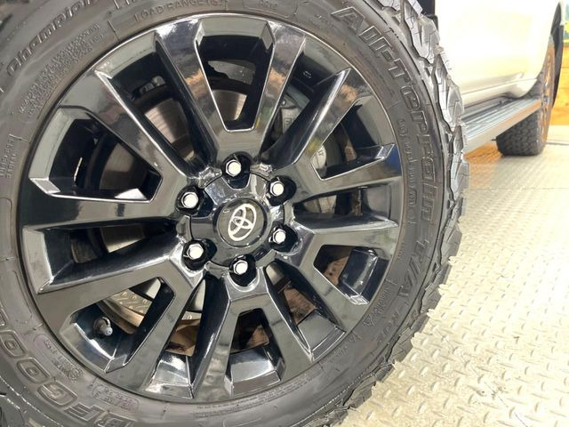 【純正18インチアルミホイール】外観にマッチした純正アルミホイールを装着しております。各種社外アルミホイールや、スタッドレスタイヤも取扱いしております。是非ご相談ください♪