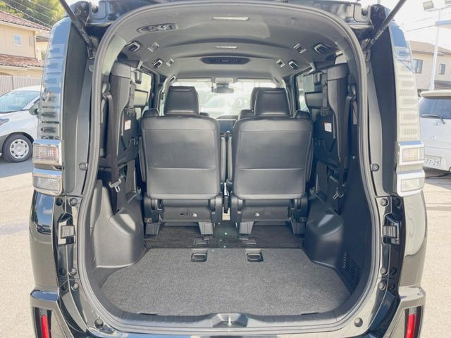 ���i�̂���������ʋ΁A���}���ɏ\���ȉ׎��X�y�[�X���m�ۂ��Ă���܂��B�Z�J���h�V�[�g��|���ƁA�傫�ȉו��̐ύڂ��\�ł���