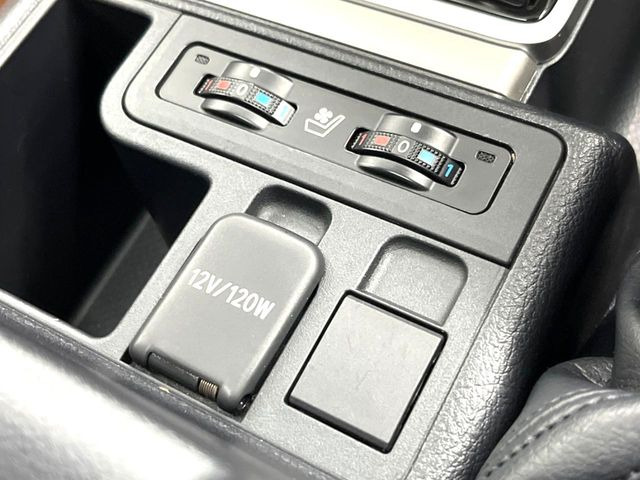 【シートベンチレーション】夏場は涼しい風でお尻や背中の熱やムレを防ぎ、冬はエアコンよりも早く温まってポカポカに!季節を問わず快適に過ごせます。