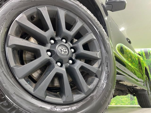 【グレード専用純正18インチアルミホイール】デザイン性の高い純正アルミホイールを装着しております。各種社外アルミホイールや、スタッドレスタイヤも取扱いしております。是非ご相談ください♪