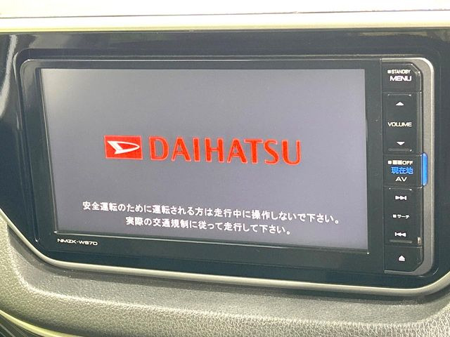 【純正ナビ】人気の純正ナビを装備しております。ナビの使いやすさはもちろん、オーディオ機能も充実!キャンプや旅行はもちろん、通勤や買い物など普段のドライブも楽しくなるはず♪