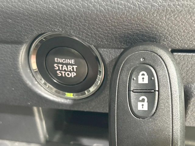 【アドバンストキー】カバンやポケットに入れたままでもドアの施錠・解錠が可能なスマートキーを装備。エンジンのオン・オフ時もカギを取り出す必要が無いからとっても便利です♪