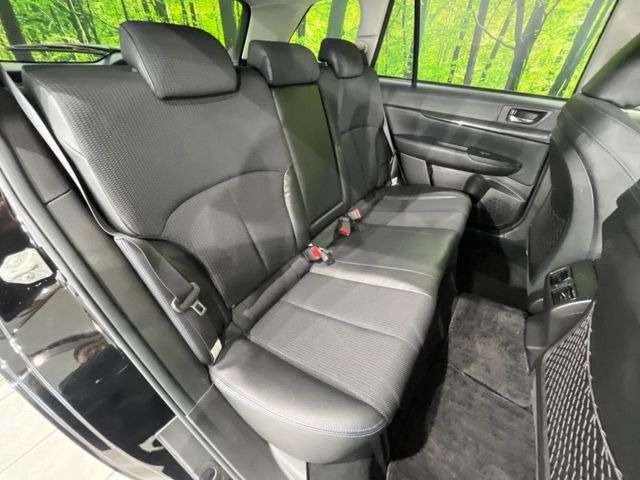 広々とした2列目シートは居住性が高く、居心地も快適!友達や家族とのお出かけにぴったりです。ベビーシートやチャイルドシート使用時も快適にお過ごしいただける十分な空間を確保しています。