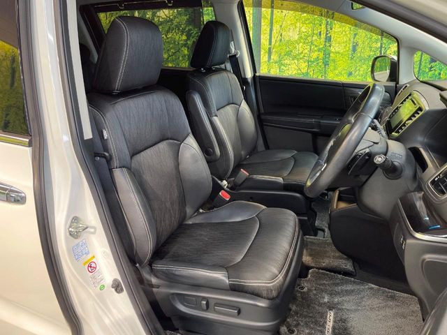 【ハーフレザーシート】高級感と座り心地を両立した人気のシート♪背面・座面のファブリック素材は、通気性の良さや滑りにくさに優れています。気温や服装に左右されず快適にお乗りいただけます。