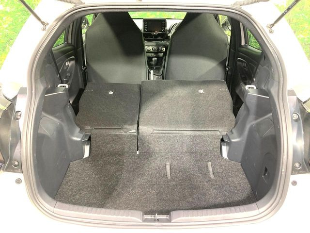 後席を格納すると、これだけの広さが!シーンに合わせたシートアレンジで、大きな荷物も積むことが出来ます♪