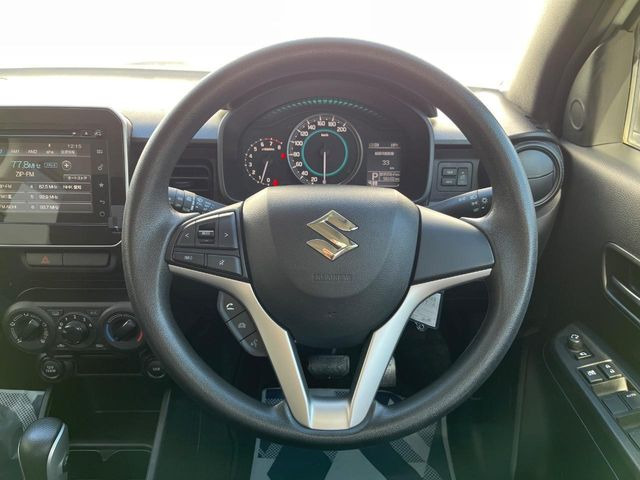 インテリアに合わせたデザインのステアリングは、運転される方のことも考え、運転しやすい形状、大きさです。是非一度、実際に触ってお確かめください。