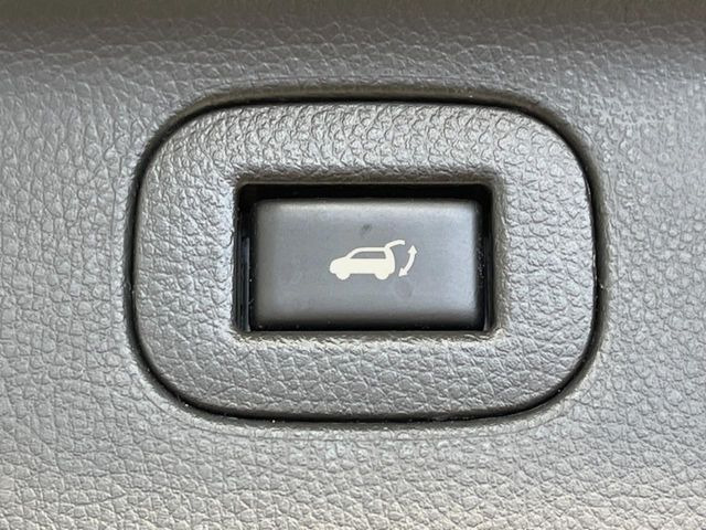 【パワーバックドア】スマートキーや運転席のボタンを押すだけでリアゲートが自動で開閉します!荷物を持っている時や、高い位置にあるバックドアを閉める際に便利な機能です♪