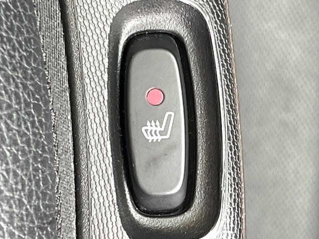 ●フロントシートヒーティング:運転席・助手席にシートヒーターを装備しております。季節を問わず快適にご使用いただけます。