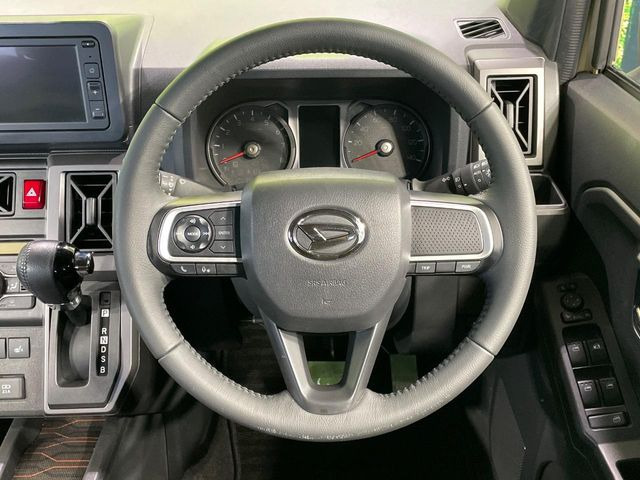 �C���e���A�ɍ��킹���f�U�C���̃X�e�A�����O�́A�^�]�������̂��Ƃ��l���A�^�]���₷���`��A�傫���ł��B�����x�A���ۂɐG���Ă��m���߂��������B