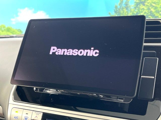 【大画面ナビ】人気の大型10インチナビを装備。存在感のある大画面はインパクト大!ナビ利用時のマップ表示は見やすく、テレビやDVDは臨場感がアップ!いつものドライブがグッと楽しくなります♪