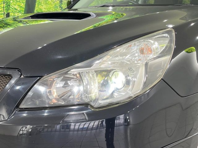 【HIDヘッドライト】非常に明るく前方を照らしてくれるので、悪天候や夜間の走行時も視界良好で安心してお乗りいただけます。