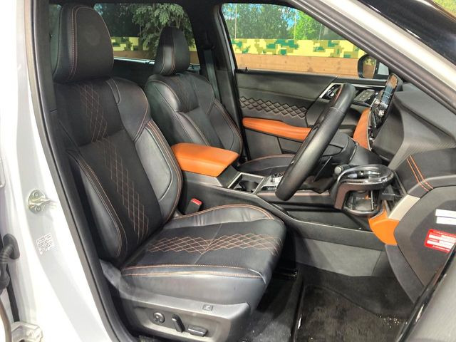 【合皮レザーシート】汚れのふき取りが容易でメンテナンスもが簡単な、機能性に優れる合成皮革を採用した上質なシートです。座り心地もよく、高級感あふれる心地良い車内空間を演出してくれます。