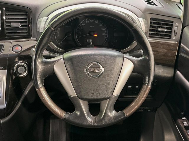 ステアリングも使用感が少なく、きれいな状態となっております♪