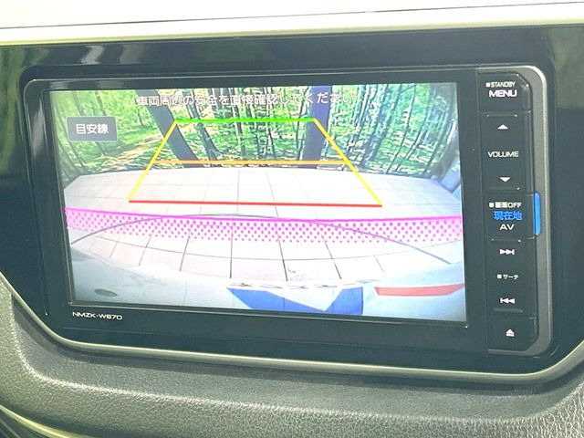【バックカメラ】駐車時に後方がリアルタイム映像で確認できます。大型商業施設や立体駐車場での駐車時や、夜間のバック時に大活躍!運転スキルに関わらず、今や必須となった装備のひとつです!
