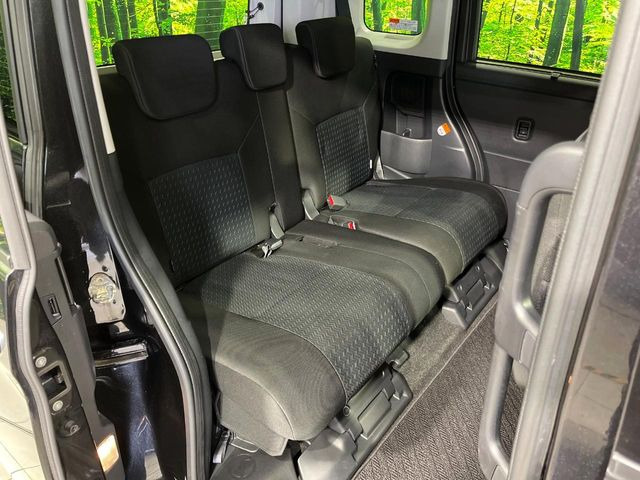 後部座席も気になるようなキズ・汚れやへたり等、大きなダメージはなく、良好な状態です。