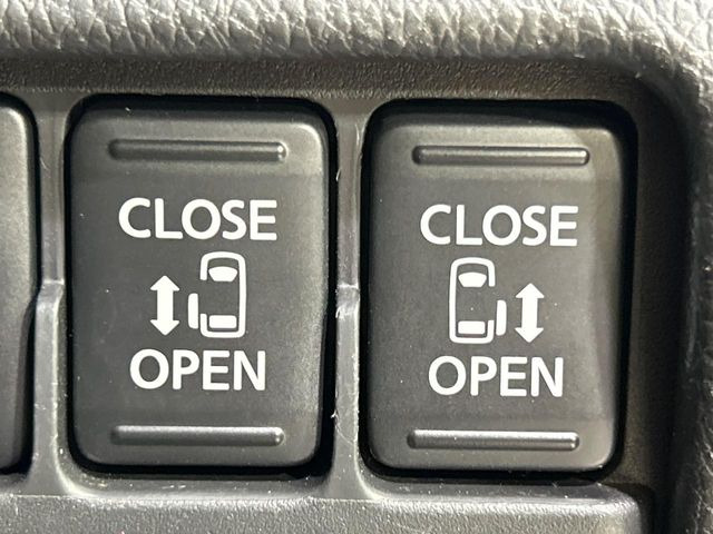 【両側パワースライドドア】スマートキーや運転席のスイッチで後席両側スライドドアの開閉が可能♪電動だから力を入れてドアを開ける必要が無く、小さなお子様でも簡単に開け閉めでき快適です♪