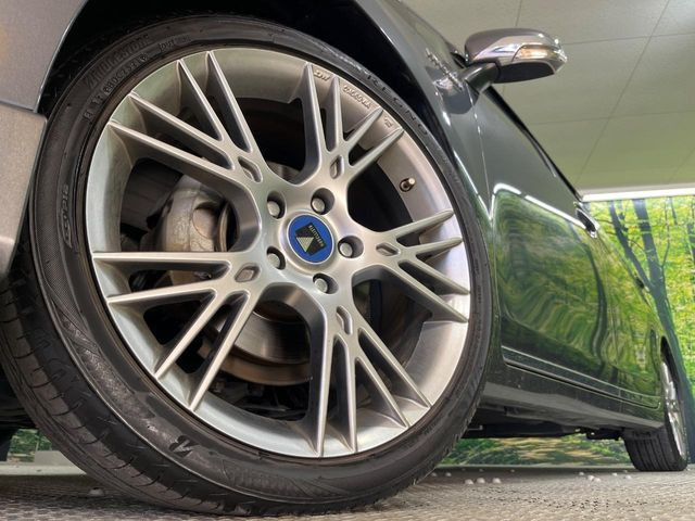 【純正オプション18インチアルミホイール】純正オプションホイールを装着。走行性能の向上に加え、外観もよりスタイリッシュになっています。