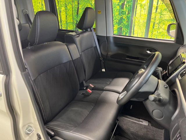 【ハーフレザーシート】広々快適なベンチシートはハーフレザー仕様。革の質感が室内に豪華さをプラスします。