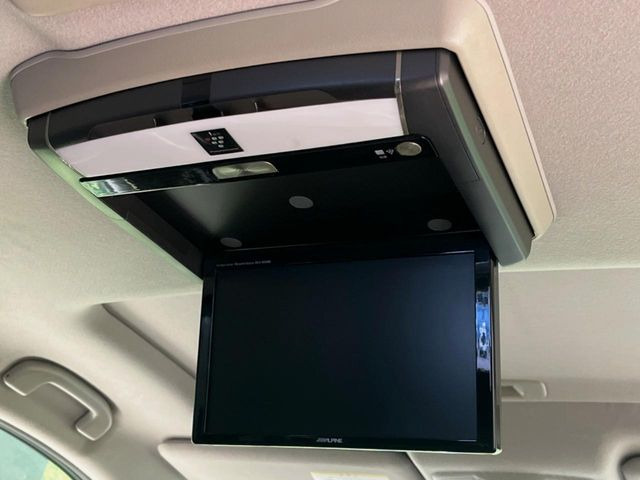 【後席モニター】家族や友人とお出かけする機会が多い方に大人気の後席モニターを装備!見やすい位置に画面がありテレビやDVDの視聴も快適!友達もお子様も、後席にしか乗らなくなるかも??