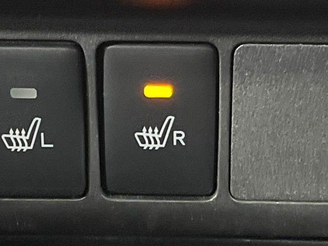 【シートヒーター】寒い日に重宝するシートヒーター!エアコンより早く温まってくれるので寒がりの人も安心ですね♪エアコンの温風は乾燥するから苦手、という方にもをおすすめです。