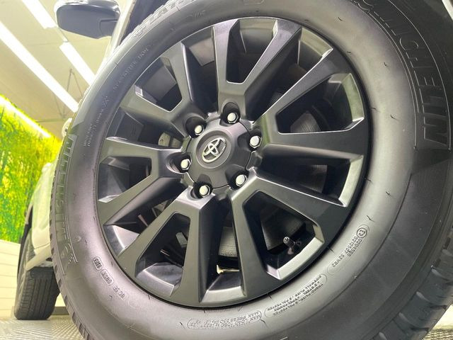 【純正18インチアルミホイール】外観にマッチした純正アルミホイールを装着しております。各種社外アルミホイールや、スタッドレスタイヤも取扱いしております。是非ご相談ください♪