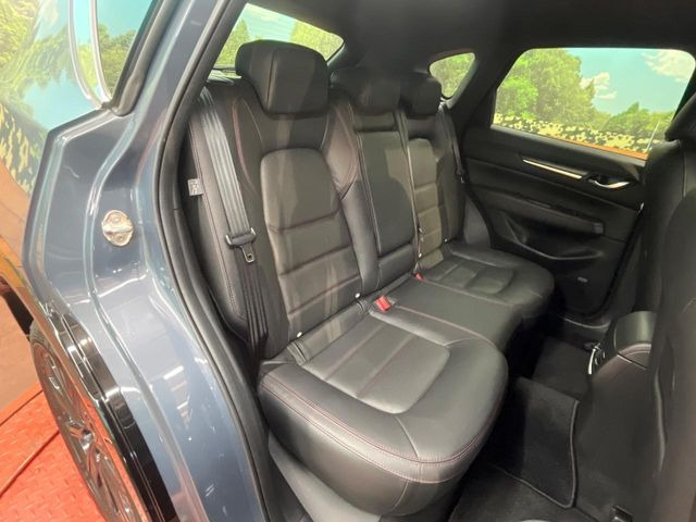 後部座席も気になるようなキズ・汚れやへたり等、大きなダメージはなく、良好な状態です。