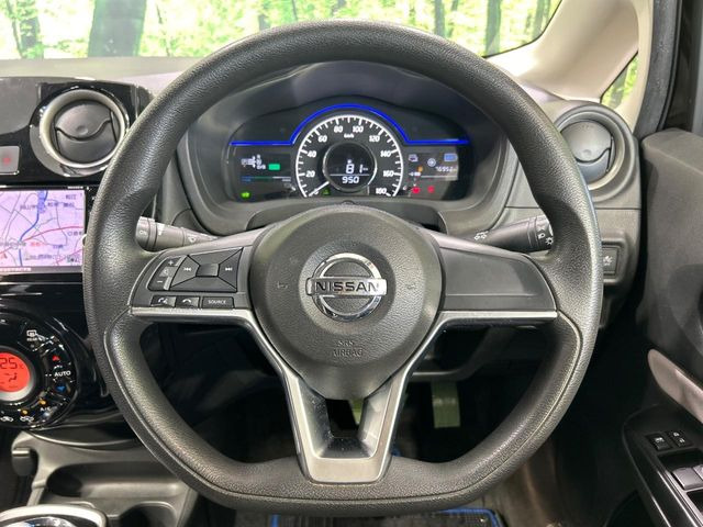 �C���e���A�ɍ��킹���f�U�C���̃X�e�A�����O�́A�^�]�������̂��Ƃ��l���A�^�]���₷���`��A�傫���ł��B�����x�A���ۂɐG���Ă��m���߂��������B