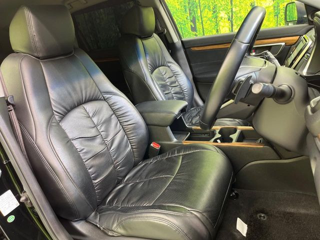 運転席まわりには十分なスペースがあり、大柄な方でもゆったり運転していただける環境です。