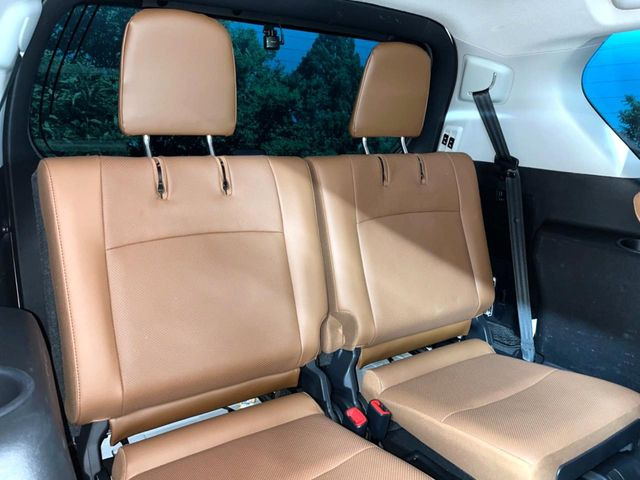 【電動格納サードシート】3列目はスイッチ一つでラクラク収納!荷物が多い時など座席を収納スペースに変更する際も、力は必要ありません!お子様でも簡単に操作していただけます!