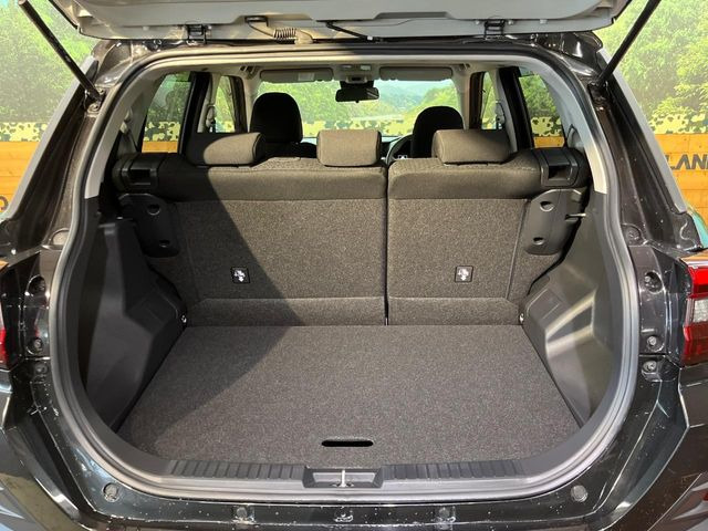 ���i�̂���������ʋ΁A���}���ɏ\���ȉ׎��X�y�[�X���m�ۂ��Ă���܂��B�Z�J���h�V�[�g��|���ƁA�傫�ȉו��̐ύڂ��\�ł���