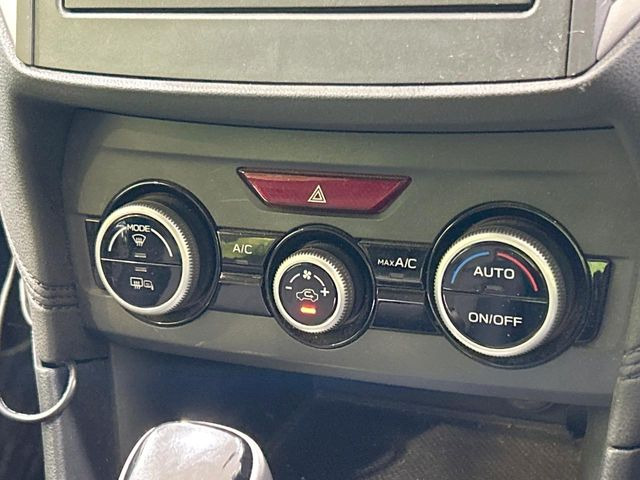 【オートエアコン】一度お好みの温度に設定すれば、車内の温度を検知し風量や温度を自動で調整。暑い…寒い…と何度もスイッチ操作をする必要はありません。快適な車内空間には必須の機能ですね♪