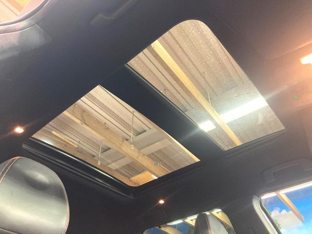 【ガラスルーフ】ガラスルーフ搭載で車内の解放感が一気にアップ!開放的なドライブをお楽しみいただけます。
