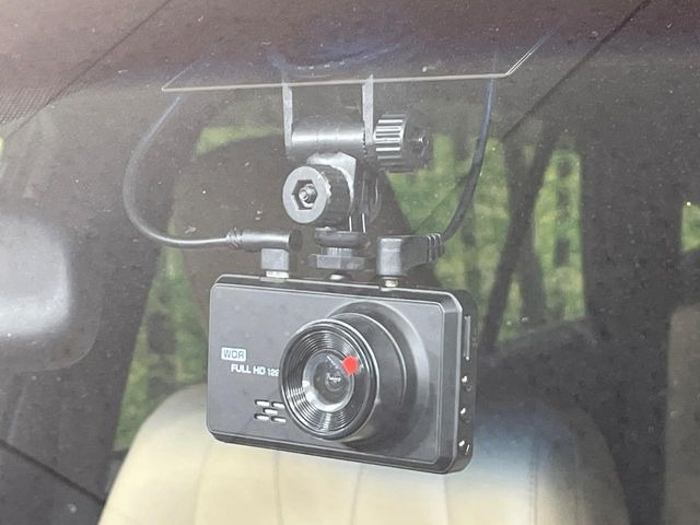 【ドライブレコーダー】安心・安全なカーライフに必須のドライブレコーダーを装備!走行中はもちろん、あおり運転や事故に遭遇した際の状況も映像で記録し、万一のリスクに備えます。