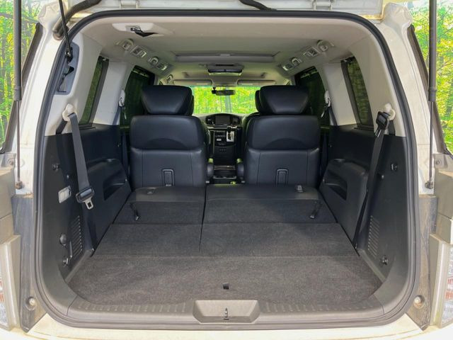 後席を格納すると、これだけの広さが!シーンに合わせたシートアレンジで、大きな荷物も積むことが出来ます♪