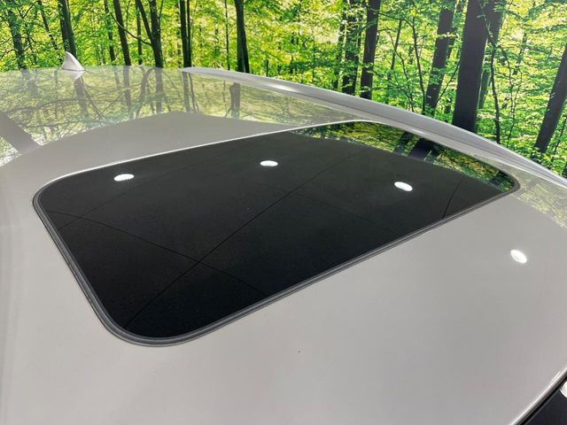 【サンルーフ】開放感たっぷりの希少装備、サンルーフが装着されています!車内に明かりを取り入れたり景色を楽しむ以外にも、車内の空気も簡単に換気できて快適です!