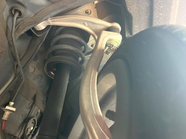 お車を安心してお乗りいただく為には、足回りの定期点検が欠かせません。サービスサポート(有償保証)では無料点検もご提供しており、安心のカーライフをお過ごしいただけるサポート体制が整っています。