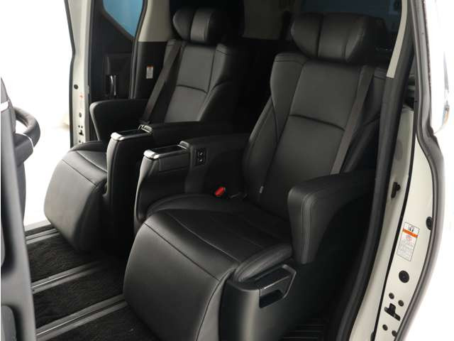 【上級モデル限定装備】★★エグゼクティブパワーシート!★★電動オットマン完備!足を楽々伸ばせ、ひじ掛けもありますので、優雅で快適なドライブをお楽しみいただけます!